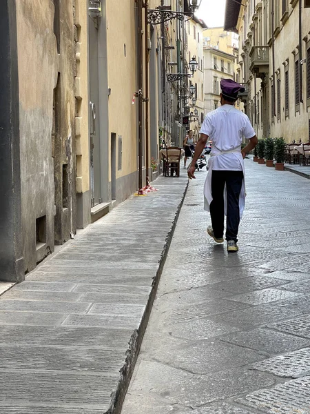 Cook, vue de derrière, prend la route. Vieille ville. — Photo