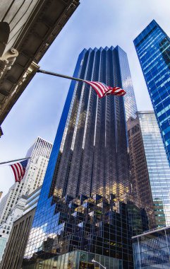 Amerikan bayrağı ve bir arka plan olarak The Trump Tower