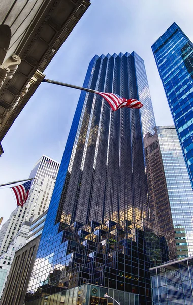 Αμερικανική σημαία και τον πύργο του Trump ως φόντο — Φωτογραφία Αρχείου