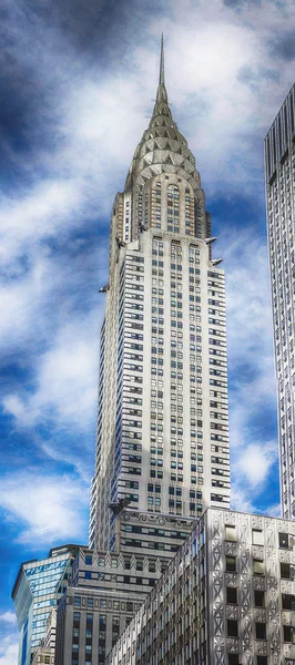 Chrysler Bulding e céu azul com nuvens brancas — Fotografia de Stock