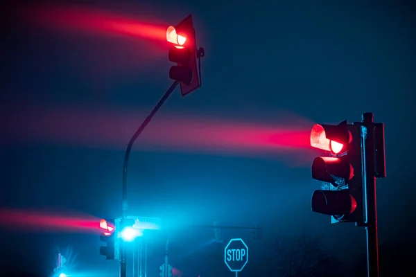 Semaforo Rosso Notte Nella Nebbia — Foto Stock