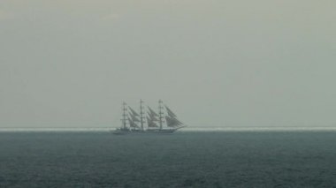 Kalkış bir genel bir yelkenli gemi planı sahile