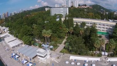 Şehrin kıyı şeridi üzerinde uçuş