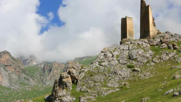 Torri medievali di combattimento sul fianco della collina — Video Stock