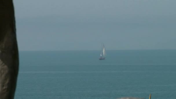 Départ d'Olsha voiliers en mer sur une sculpture d'un homme avec un dauphin pendant — Video