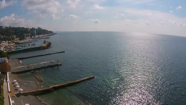 Vue aérienne de la mer et du littoral de la ville 