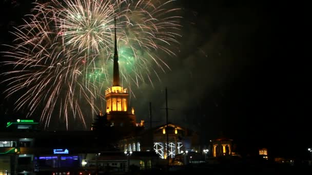 Salven eines großen festlichen bunten Feuerwerks über dem Kirchturm der Marinestation — Stockvideo
