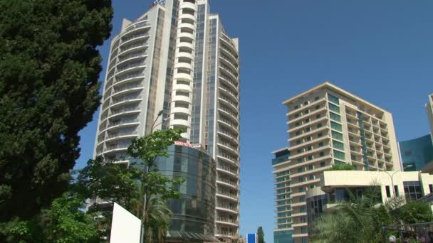 Edificios administrativos y residenciales a lo largo del paseo marítimo — Vídeos de Stock