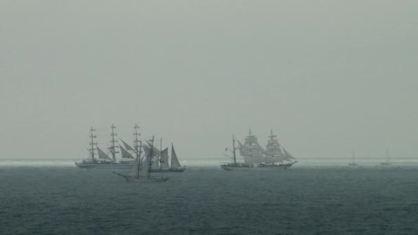 4 zeilschip ontmoeten elkaar in een stormachtige zee tijdens Chernomoskoy regatta — Stockvideo