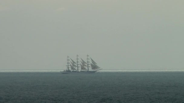 Abfahrt eines Segelschiffes auf dem Gesamtplan der Küste — Stockvideo