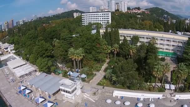 Flight over the coastal strip of the city — Stock Video