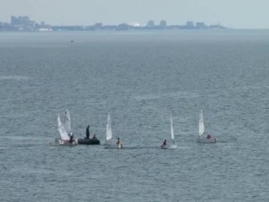 Karadeniz üzerinde Sochi şehir sularının 2015 yılının ilkbaharında yüzen yelken mahkemeler atletleri