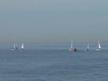 Sochi şehir Karadeniz üzerinde sularda yüzen yelken mahkemeler atletleri