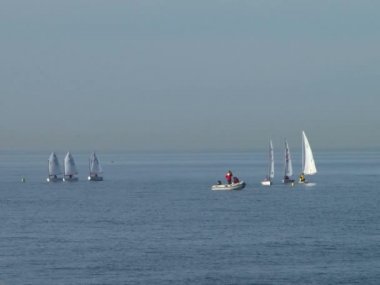 Sochi şehir Karadeniz üzerinde sularda yüzen yelken mahkemeler atletleri
