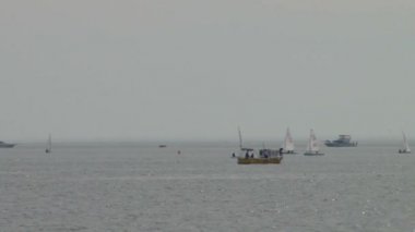 Sochi şehir Karadeniz üzerinde sularda yüzen yelken mahkemeler atletleri