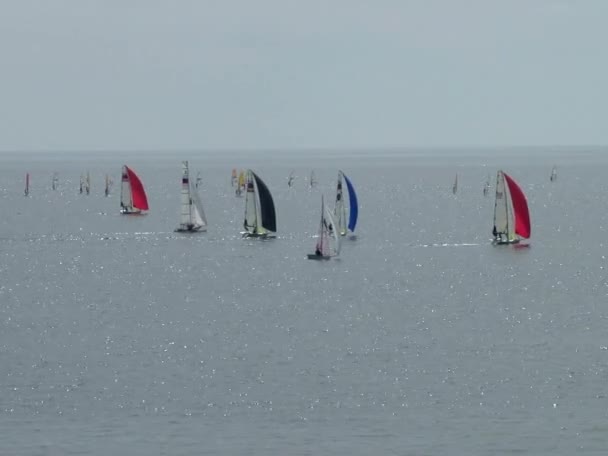 Athletes at the sailing courts floating in the waters of the city of Sochi on the Black Sea in the spring of 2015 — Stock Video