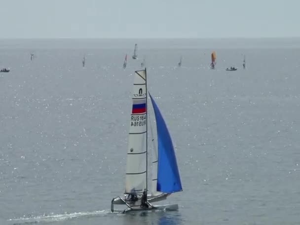 Спортсмены на парусных судах, плавающих в водах города Сочи на Черном море весной 2015 года — стоковое видео