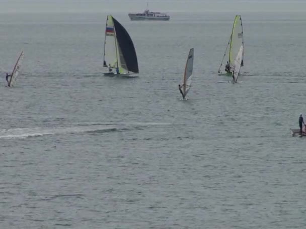 Atletas en las canchas de vela flotando en las aguas de la ciudad de Sochi en el Mar Negro — Vídeo de stock