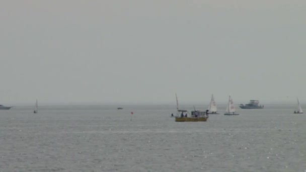 Atletas en las canchas de vela flotando en las aguas de la ciudad de Sochi en el Mar Negro — Vídeo de stock