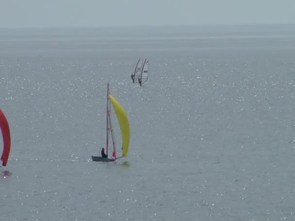 Atleten op de zeilen rechtbanken drijvend in de wateren van de stad van Sotsji aan de Zwarte Zee — Stockvideo