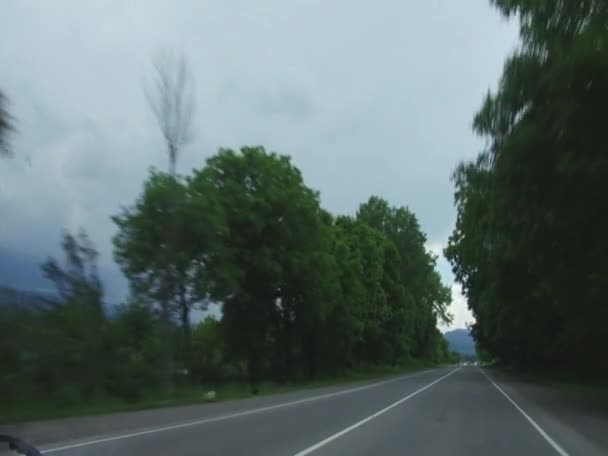 Viagem de carro na estrada no sopé da principal cordilheira do Cáucaso — Vídeo de Stock