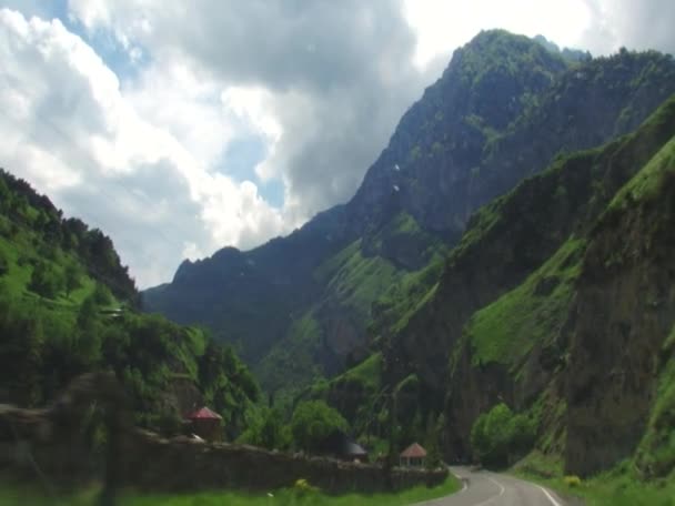 Un viaje en coche en el camino a la garganta — Vídeo de stock