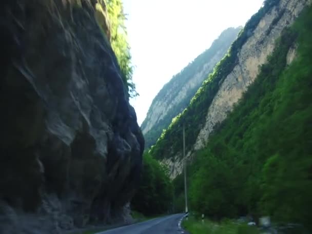 开车去峡谷的路上旅行 — 图库视频影像