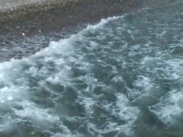 Vlny narážející na břeh pier a slunečný letní den — Stock video
