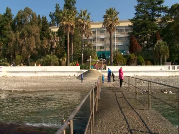 Vista desde el muelle en el paseo marítimo en las aguas — Vídeos de Stock