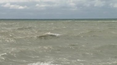 Karadeniz'de bir fırtına sırasında büyük dalgalar deniz boyunca mesire