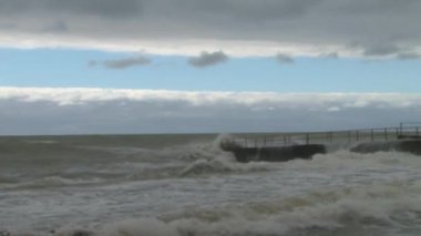 Karadeniz'de bir fırtına sırasında dalgalar deniz üzerinde rıhtımda kırma mesire