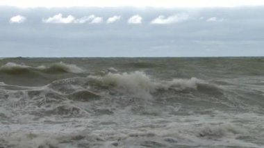 Karadeniz'de bir fırtına sırasında büyük dalgalar deniz boyunca mesire