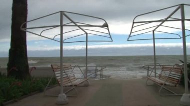 Karadeniz'de bir fırtına sırasında büyük dalgalar deniz boyunca mesire