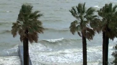 Karadeniz'de bir fırtına sırasında büyük dalgalar deniz boyunca mesire