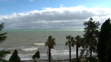 Karadeniz'de bir fırtına sırasında büyük dalgalar deniz boyunca mesire