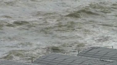 Karadeniz'de bir fırtına sırasında büyük dalgalar deniz boyunca mesire