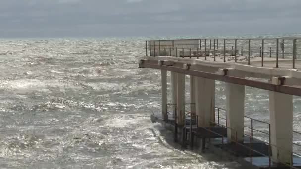 黒海の嵐の中、海辺に沿って大きな波遊歩道します。 — ストック動画