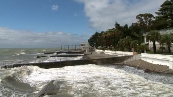 Valuri mari de-a lungul promenadei de pe litoral în timpul unei furtuni în Marea Neagră — Videoclip de stoc