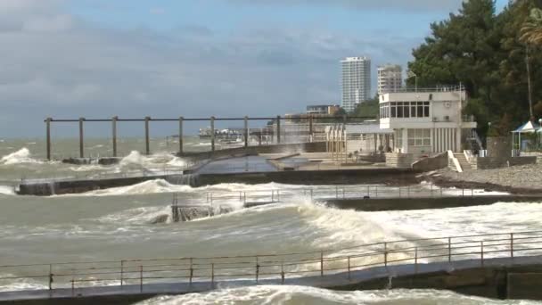 Grandes vagues le long de la promenade maritime lors d'une tempête dans la mer Noire — Video