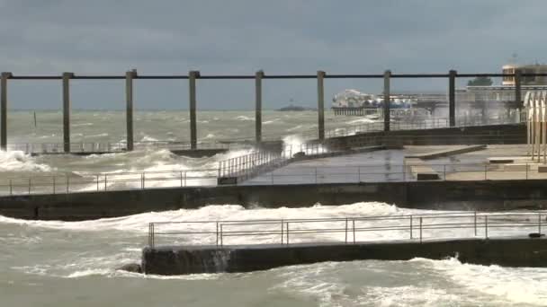 黒海の嵐の中、海辺に沿って大きな波遊歩道します。 — ストック動画