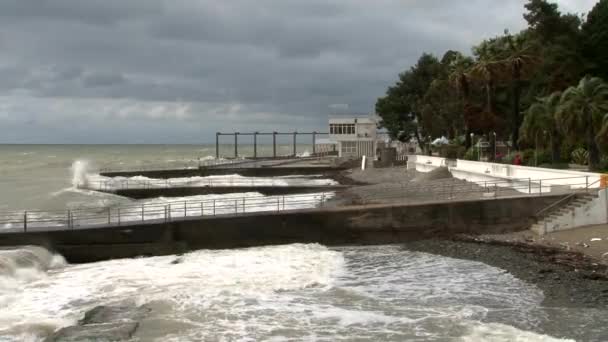 Великі хвилі вздовж узбережжя набережної під час бурі в Чорному морі — стокове відео