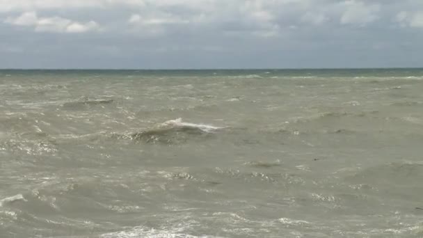 Grandes vagues le long de la promenade maritime lors d'une tempête dans la mer Noire 