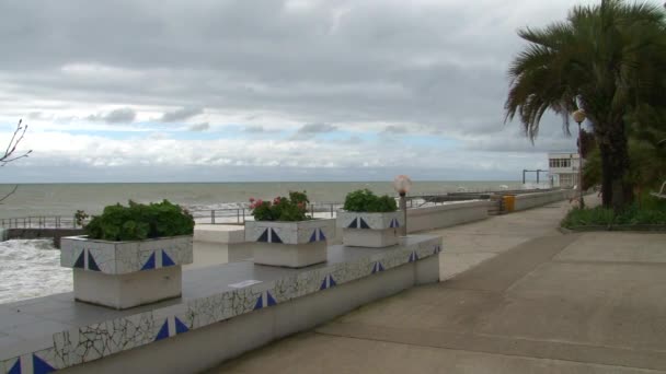 Grote golven langs de kust promenade tijdens een storm in de Zwarte Zee — Stockvideo