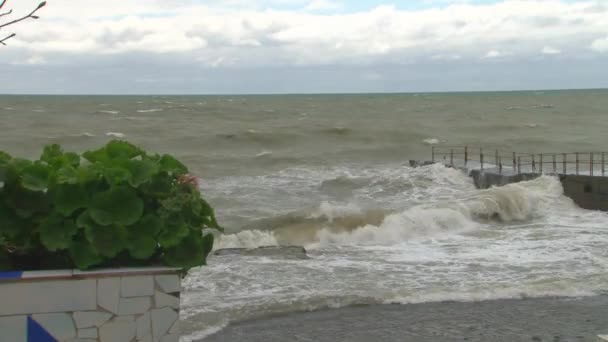 Wellen brechen auf der Seebrücke an der Uferpromenade während eines Sturms im Schwarzen Meer — Stockvideo
