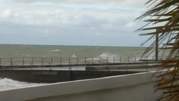 Grandes vagues le long de la promenade maritime lors d'une tempête dans la mer Noire — Video