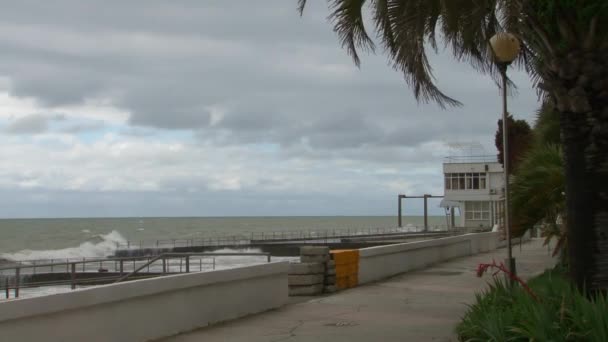 Grandes ondas ao longo do passeio marítimo durante uma tempestade no Mar Negro — Vídeo de Stock