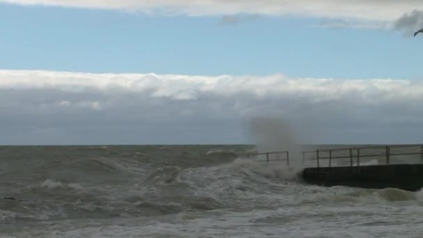 Big waves along the seaside promenade during a storm in the Black Sea — Stock Video