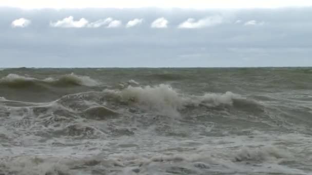 Nagy hullámok a tengerpart mentén sétányon, a Fekete-tenger vihar — Stock videók