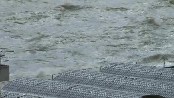 Grandes ondas ao longo do passeio marítimo durante uma tempestade no Mar Negro — Vídeo de Stock