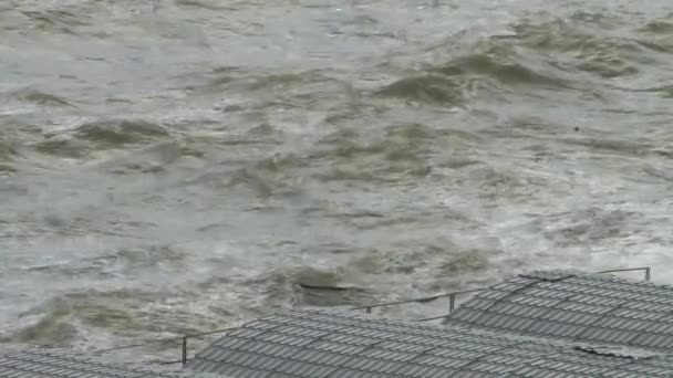 Duże fale wzdłuż nadmorskiej promenady w trakcie burzy na morzu czarnym — Wideo stockowe